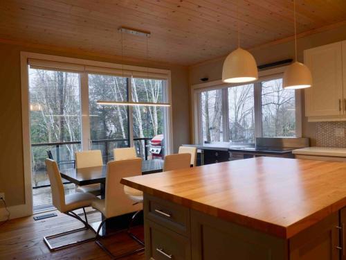 Fotografie z fotogalerie ubytování The Rowanwood - Muskoka Cottage Retreat v destinaci Huntsville