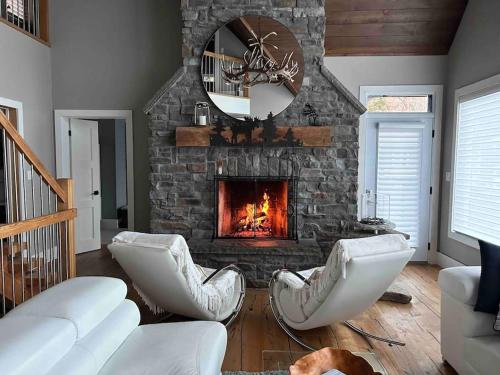 Posezení v ubytování The Rowanwood - Muskoka Cottage Retreat