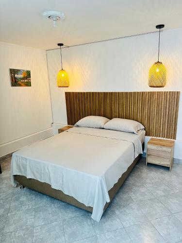 a bedroom with a large bed with two pillows at Hermoso y amplio apartamento cerca al centro de Medellin in Medellín