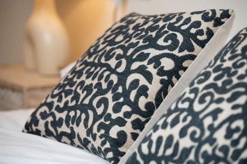 a black and white pillow with a leopard pattern at La Casona de Obdulia II in Tresgrandas