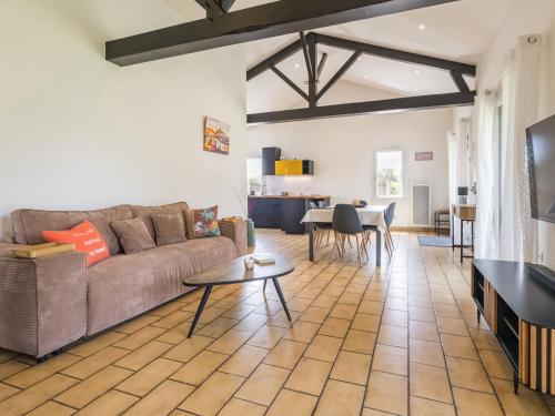 un salon avec un canapé et une table dans l'établissement Maison calme, entourée de marais, proche plage et commerces, avec jardin et équipements complets - FR-1-306-1283, à Les Moutiers