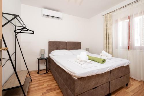 Apartments by the sea Okrug Gornji, Ciovo - 23497