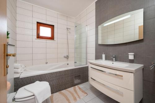 Apartments by the sea Okrug Gornji, Ciovo - 23497