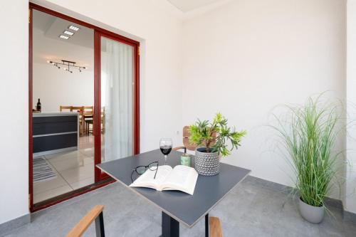 Apartments by the sea Okrug Gornji, Ciovo - 23497