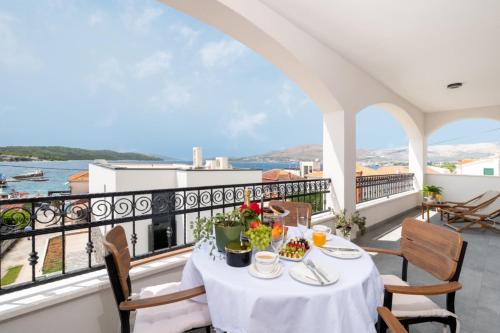 Apartments by the sea Okrug Gornji, Ciovo - 23497