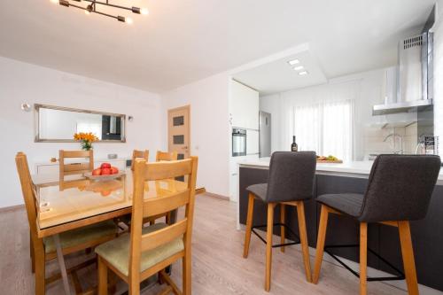Apartments by the sea Okrug Gornji, Ciovo - 23497