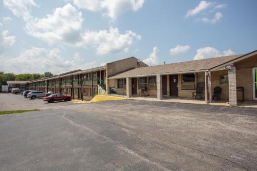 an empty parking lot in front of a building at Glenstone place extended stay motel in Springfield
