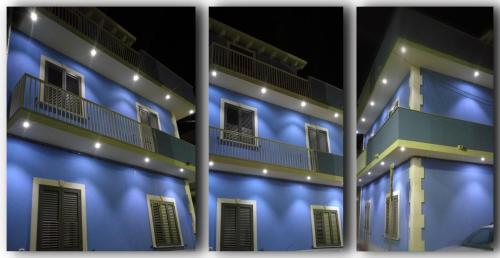 Un edificio con luces azules en el costado. en Maria Blue House, en Portopalo di Capo Passero