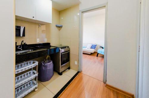 una cocina con fregadero y estufa horno superior en Estação 628 -Vista cartão postal- BHSH, en Belo Horizonte