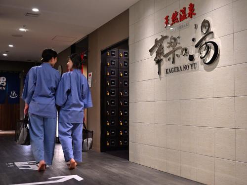 Επισκέπτες που μένουν στο Himeji Castle Grandvrio Hotel