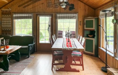 ein Esszimmer mit Tisch und Couch in der Unterkunft Awesome Home In Namsskogan in Namsskogan