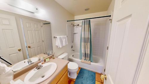 Un baño con lavabo, inodoro y bañera. en Fairway Foothills #3335, en Moab
