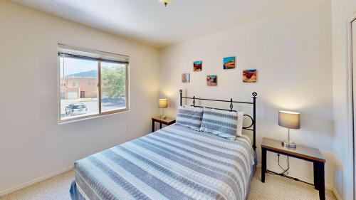 un dormitorio con una cama y una ventana en Fairway Foothills #3335, en Moab