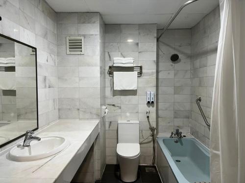 Koupelna v ubytování Remington Hotel