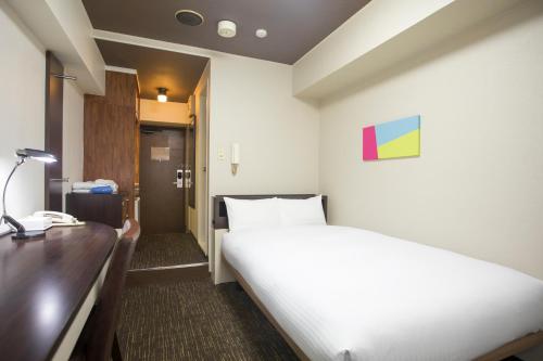 Postel nebo postele na pokoji v ubytování FLEXSTAY INN Kawasaki Kaizuka