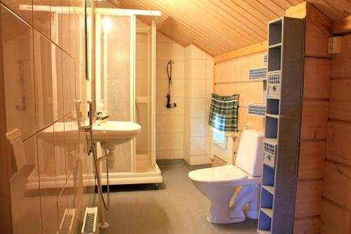 a small bathroom with a toilet and a sink at Koskikievari in Lappajärvi