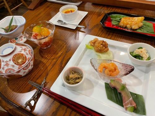 ホテルの敷地内または近くでの食事または食べ物
