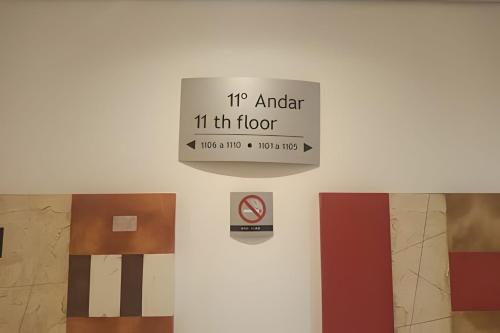 a sign hanging on a wall in a room at Hospedez - Flat Osasco Trade Center in Osasco