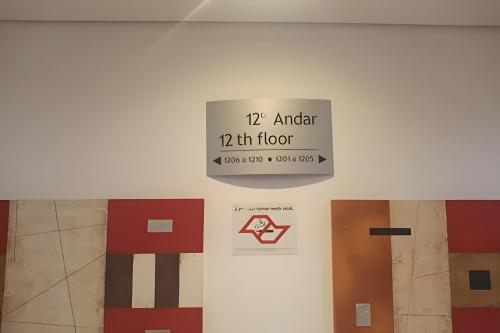 a sign that reads archer floor on a wall at Hospedez - Flat Osasco Trade Center in Osasco