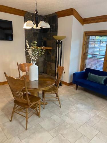 Χώρος καθιστικού στο Manchester Georgia Mountain estate with 10000 sqft panoramic views - 13 bedrooms, theater, pool table, event room and multiple gathering areas - Sleeps 30