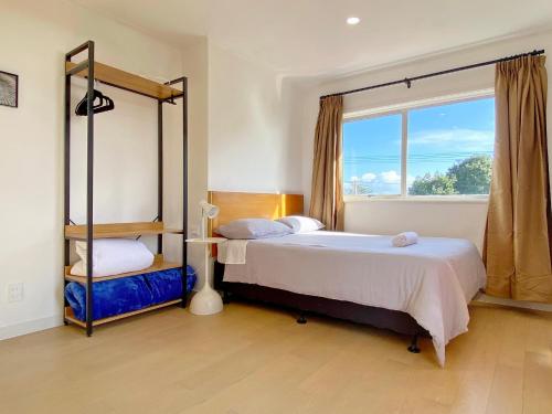 Ένα ή περισσότερα κρεβάτια σε δωμάτιο στο Large House. Convenient Location.