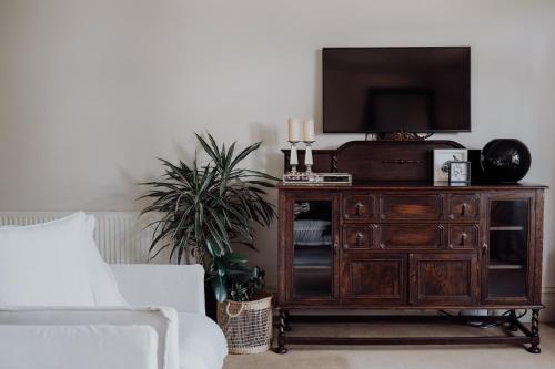 TV a/nebo společenská místnost v ubytování Grande Vue Hotel