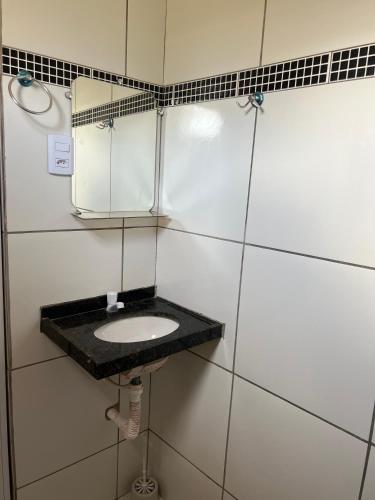 ein Badezimmer mit Waschbecken und Spiegel in der Unterkunft POUSADA Kit net pacoti in Pacoti