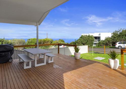 Un patio con una mesa y sillas en una terraza. en Nest 6 Battunga Ave Port Elliot - No Linen Included, en Port Elliot
