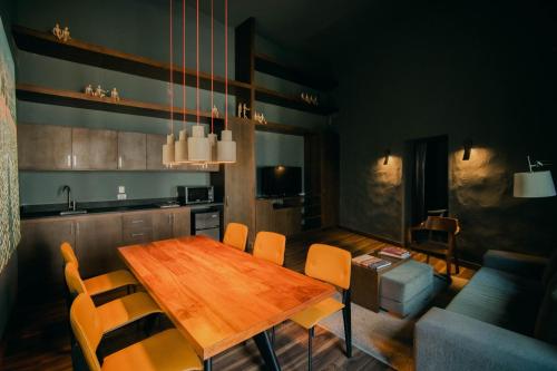 a kitchen and dining room with a wooden table and chairs at Casa Restauro in Puebla