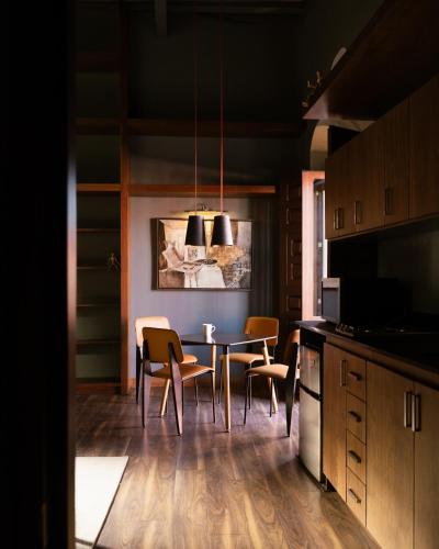 a dining room with a table and chairs in a kitchen at Casa Restauro in Puebla