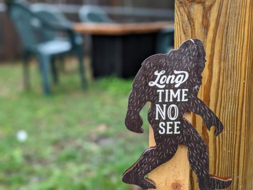 a sign that says java time no see on a wooden pole at Cozy Copper Cabin Lodge in Sioux Falls