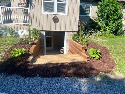 Κήπος έξω από το Cobourg Country Home - 10 Minutes From Cobourg Beach!