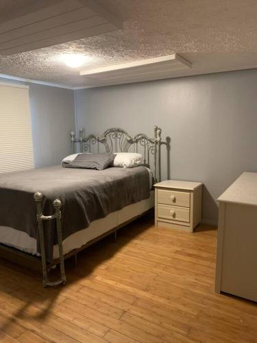 Un dormitorio con una cama y una mesita de noche. en Double Wide Getaway in PCB, en Panama City Beach