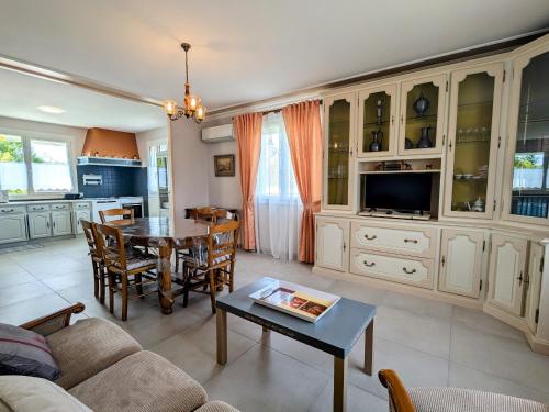 un salon avec une table et une cuisine dans l'établissement Maison rénovée avec jardin privatif, proche châteaux et ZooParc de Beauval, Argy - FR-1-591-613, à Argy