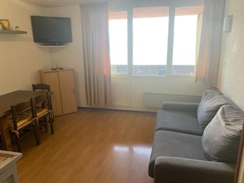 un salon avec un canapé et une table dans l'établissement Studio cosy à Pra-Loup 1600 - 4 pers, balcon, casier à ski - FR-1-165A-191, à Uvernet