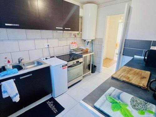 une cuisine avec un évier et un plan de travail dans l'établissement Confortable F3 à Amélie-les-Bains avec Parking Facile et WIFI, proche du Centre et des Cures - FR-1-703-187, à Amélie-les-Bains-Palalda