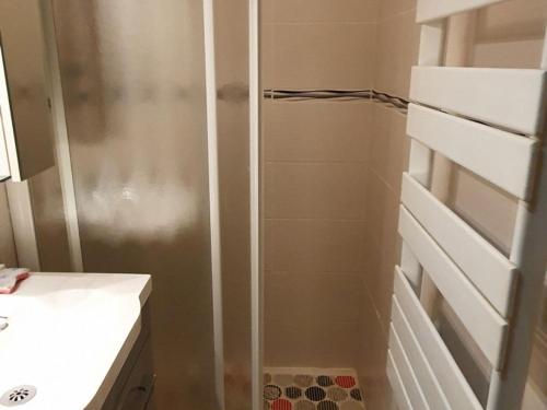 une salle de bain avec douche et lavabo dans l'établissement Appartement cosy à Châtel, 100m des pistes, 4 pers., terrasse sud, équipements cuisine complets - FR-1-676-185, à Châtel