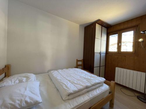 a white bed in a room with a window at Appartement 2 pièces cabine à Praz sur Arly - 4 personnes - Proche pistes et village, parking inclus - FR-1-603-104 in Praz-sur-Arly