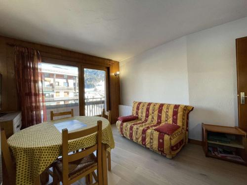 un salon avec une table et un canapé dans l'établissement Appartement 2 pièces cabine à Praz sur Arly - 4 personnes - Proche pistes et village, parking inclus - FR-1-603-104, à Praz-sur-Arly