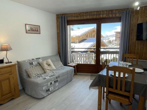 d'un salon avec un canapé et un balcon. dans l'établissement Appartement 2 pièces avec parking, près des pistes - 5 couchages - FR-1-603-103, à Praz-sur-Arly
