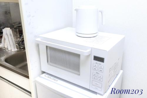 a white microwave with a blender on top of it at SLEEPLAB THE STAY Casual 西新宿 in Tokyo