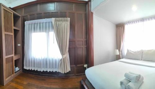 a bedroom with a large bed and a window at Vimarn Samed Resort in Ko Samed