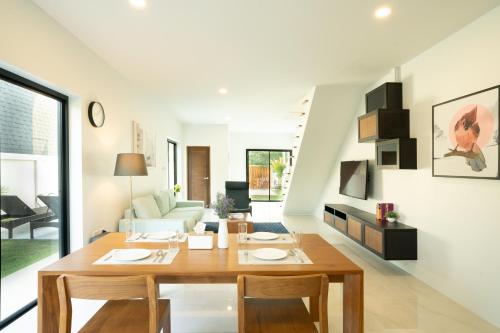 Posezení v ubytování Krabi Private Pool Villa 1 by Belcarrra Spaces