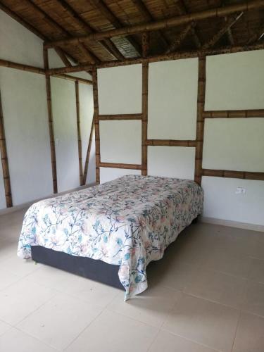a bedroom with a bed in a room at Cabaña Nido de Amazilia in Manizales