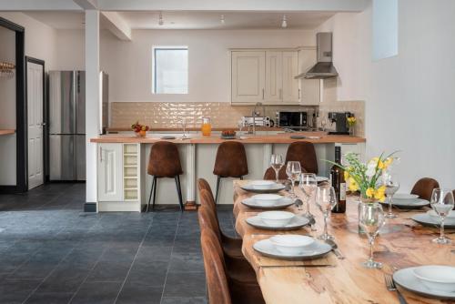 Kuchyň nebo kuchyňský kout v ubytování Capel Salem By Birch Stays