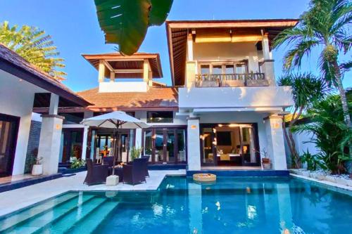 Kolam renang di atau dekat dengan Chetana 2 BR Private Pool Villa ZN147