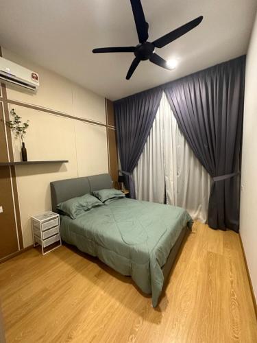 ジョホールバルにあるHomestay Ayuzizan CountryGarden Dangabay JBのベッドと天井扇風機のある寝室