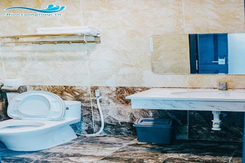 un bagno con un water bianco e un lavandino di Khách sạn Biển Xanh, Biển Hải Tiến a Thanh Hóa