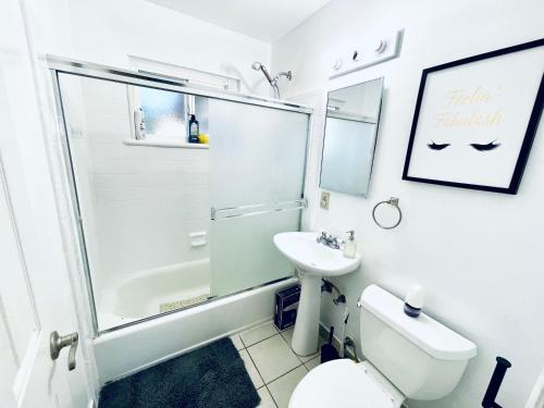 a bathroom with a shower and a toilet and a sink at 40223 Fremont Entire Coze 3brs house Free Parking nd AC in Fremont