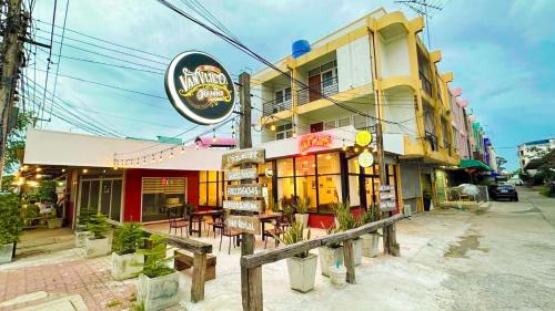 a building with a restaurant on a street at Van Vliet Hostel in Phra Nakhon Si Ayutthaya